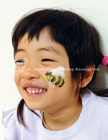 フェイスペイントデザインハチの画像